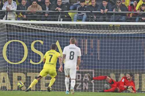 Gerard Moreno vence a Thibaut Courtois desde los 11 pasos para dar la victoria 2-1 al Villarreal sobre los merengues.