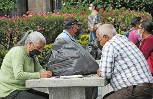 Más de 50 por ciento de los trabajadores mexicanos trabajan en la informalidad, lo que reduce sus posibilidades de obtener una pensión al momento de su retiro laboral.