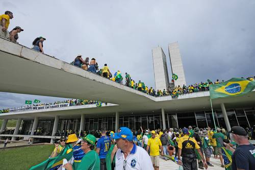 Simpatizantes del ex presidente brasileño Jair Bolsonaro, ayer, durante el asalto al edificio del Congreso Nacional en Brasilia.