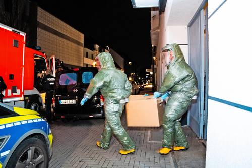 Agentes con trajes protec-tores sacan una caja de un departamento en Castrop-Rauxel, Alemania, ayer, tras la detención de dos personas bajo sospecha de prepa-rar un “ataque islamista” con cianuro y ricina.