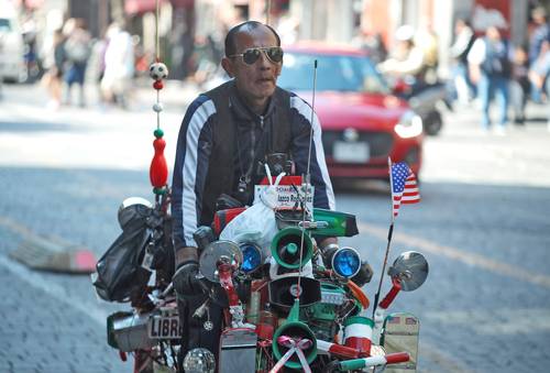 A tono con la X Cumbre de Líderes de América del Norte que se llevará a cabo en la Ciudad de México, un ciclista adornó su vehículo con diversos aditamentos, como bocinas, faros, espejos y una bandera de Estados Unidos.