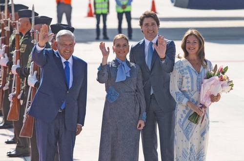 Beatriz Gutiérrez Müller entregó un ramo de flores a Sophie Grégoire, esposa de Justin Trudeau.