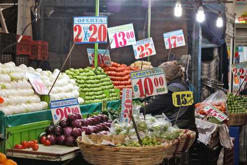 El Banco de México admitió que se enfrenta una perspectiva difícil. En especial le preocupan los incrementos en mercancías alimenticias, los cuales sufrieron un incremento de 14.14 por ciento.