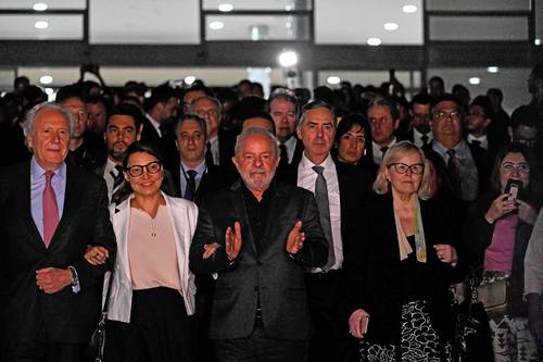 El presidente de Brasil, Luiz Inácio Lula da Silva, gobernadores y jueces del Supremo Tribunal Federal caminaron ayer desde el Palacio de Planalto hasta el edificio del máximo tribunal de justicia, en Brasilia, luego del asalto a las instituciones perpetrado por partidarios del ex presidente Jair Bolsonaro.