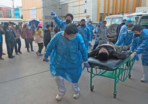 Un manifestante herido en las protestas es trasladado a un hospital de la ciudad de Juliaca. Una bebé enferma que era llevada a recibir atención médica murió ayer cuando su familia ya no pudo avanzar debido a los enfrentamientos.
