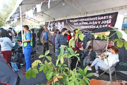 Plantón de estudiantes de la Universidad de Guadalajara frente a Casa Jalisco (residencia del mandatario Enrique Alfaro) para exigir la liberación de sus compañeros Javier Armenta, Iván Cisneros y José Rojas quienes están en prisión preventiva acusados de la invasión de un predio.