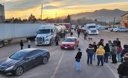 
<br>Bloquean mineros de Cananea vía federal; cientos de vehículos varados