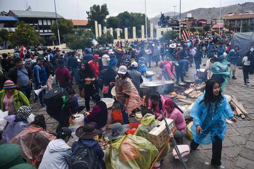 Estudiantes de la Universidad Nacional de San Antonio Abad del Cusco improvisaron ayer un comedor de beneficencia para alimentar a los manifestantes de varias comunidades que llegaron a protestar a la ciudad para exigir la renuncia de la presidenta Dina Boluarte y la libertad de Pedro Castillo.