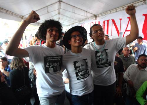 Javier Armenta, Iván Cisneros y Alexis Rojas, alumnos de la Universidad de Guadalajara, celebraron ayer que recuperaron su libertad luego de permanecer recluidos desde el 5 de enero en el penal de Puente Grande, acusados de despojo con violencia e invasión de propiedad privada de un predio en Huentitán.