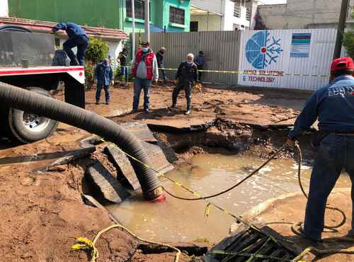 Empleados de la Comisión de Aguas del Estado de México acudieron a reparar una fuga que la madrugada de ayer formó un socavón en la comunidad Izcalli, municipio de Ecatepec, luego de la ruptura de un ducto del Sistema de Agua Potable Macrocircuito Cutzamala.