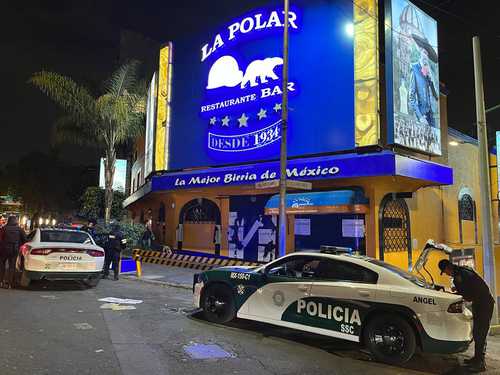 Personal de la Fiscalía General de Jsticia capitalina recababa ayer testimonios para incorporarlos a la carpeta de investigación abierta por el homicidio de un comensal en el restaurante bar La Polar.