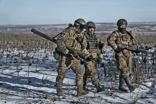 El gobernador de Donietsk informó que más de 100 militares rusos han muerto en la batalla por Soledar. En la imagen, soldados ucranios en las afueras de la ciudad asediada.