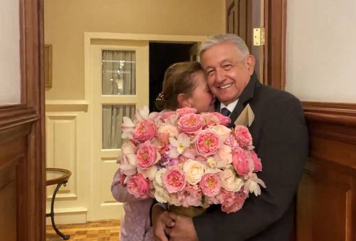 El presidente Andrés Manuel López Obrador regaló un ramo de rosas a su esposa, Beatriz Gutiérrez.