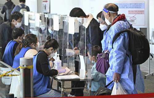 Pasajeros de Shanghái presentan una prueba negativa de covid-19 a su llegada al aeropuerto de Narita, cerca de Tokio, mientras China anunció que suspenderá la emisión de visas para que surcoreanos visiten el país por turismo o negocios, en aparente represalia a medidas similares establecidas por Seúl.