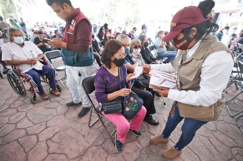 Los programas sociales son uno de los factores que apuntala a la moneda mexicana, dice experta.