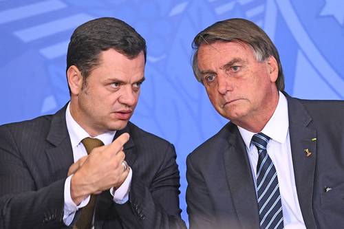 Anderson Torres, ex ministro de Justicia (izquierda), y el ex mandatario Jair Bolsonaro durante un evento en junio pasado.