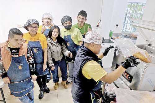  Huexólotl Down, cooperativa para la crianza y transformación de la carne de pavo –dueños de la marca Pavo Down–, muestran sus productos con orgullo. Foto José Antonio López