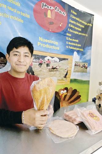  Huexólotl Down, cooperativa para la crianza y transformación de la carne de pavo –dueños de la marca Pavo Down–, muestran sus productos con orgullo. Foto José Antonio López