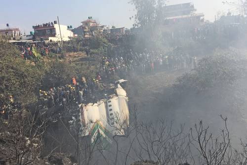 Desfiladero en la localidad turística de Pokhara, adonde se precipitó un avión bimotor ATR 72. Las autoridades suspendieron la búsqueda de cuatro personas desaparecidas y planeaban reanudar hoy las labores.