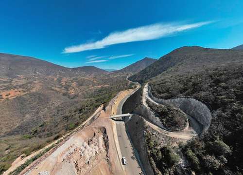 Tramo inconcluso de la carretera Oaxaca-Puerto Escondido, cuyos trabajos no pueden avanzar por un conflicto agrario entre los municipios de Villa Sola de Vega y San Vicente Coatlán.