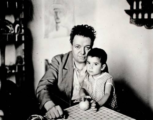 Guadalupe Rivera Marín, abrazada por su padre, Diego Rivera, en 1927.