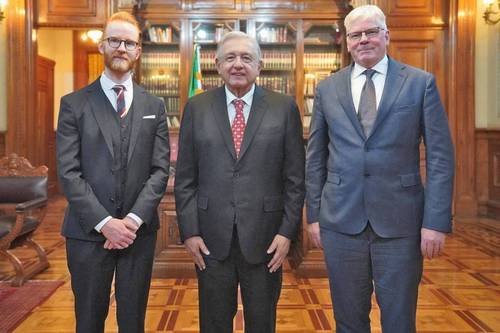 Joseph Farrell, embajador de Wikileaks (izquierda), y Kristinn Hrafnsson, editor en jefe, se reunieron con el presidente Andrés Manuel López Obrador antes de la cumbre.