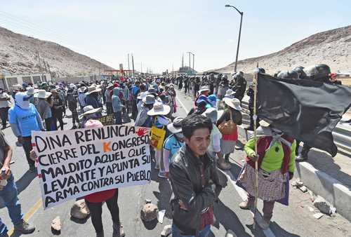Manifestantes que exigen la renuncia de la presidenta Dina Boluarte bloquean una carretera en Arequipa, Perú.