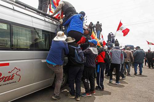 Cientos de aymaras de la ciudad de Ilave, en la región sureña de Puno, fronteriza con Bolivia, se preparan para salir rumbo a Lima con el fin de exigir la renuncia de la presidenta Dina Boluarte.