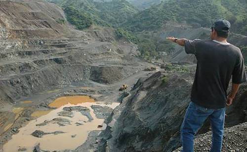 Un comunero de Aquila, Michoacán, muestra la zona de extracción de hierro de la mina Ternium Las Encinas, que desde hace 10 años ha sido un foco de conflicto debido a que la empresa pretende reducir las regalías por utilizar las tierras donde se ubica el yacimiento.