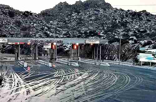 La autopista que conduce de Mexicali a La Rumorosa, en Baja California, fue cerrada ayer por la madrugada, durante una hora, a causa de la primera nevada del año en esa región montañosa.