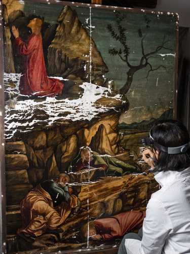 La restauradora Valentina Piovan trabaja en el cuadro de Vittore Carpaccio La agonía en el jardín (1502), en una Escuela Dálmata de Venecia, en el norte de Italia.