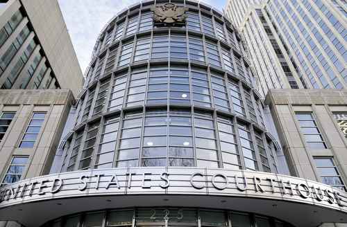 El escudo de Estados Unidos se muestra en la fachada de la Corte Federal de Brooklyn, donde el ex funcionario mexicano Genaro García Luna será enjuiciado.