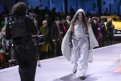 La Jornada: La cantante española Rosalía protagoniza desfile de moda  masculina de Louis Vuitton