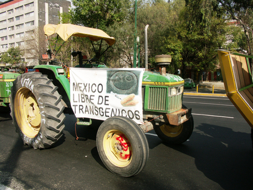 Tractores en la CDMX. Archivo Enrique Pérez S. / LJC