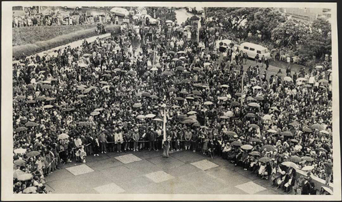 Maori land march crowd in Parliament Grounds. Vista aérea de la marcha reunida alrededor del Parlamento, en Wellington. Octubre de 1975. The Dominion Post collection, Alexander Turnbull library, Wellington New Zealand.