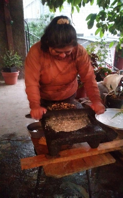 Moliendo en metate.  Hervin Godoy Rojas