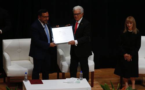 Arturo Reyes Sandoval, director del IPN, junto al homenajeado y su esposa, Arminda Soria.
