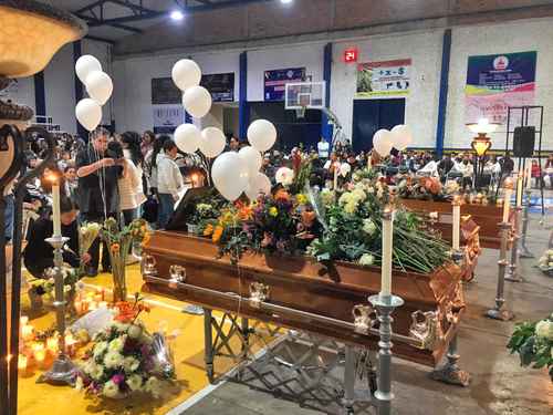 Los restos de Viviana y Daniela Márquez Pichardo y el de su prima Irma Paola Vargas son velados en el polideportivo Tenamaxtli, a partir de ayer y hasta el mediodía del domingo, cuando está programada una misa previa al sepelio en el panteón local.