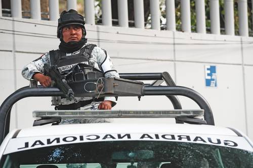 Elementos de la Guardia Nacional, ayer, durante el traslado de Gerardo Soberanes Ortiz, El G1, a las instalaciones de la Fiscalía Especializada en materia de Delincuencia Organizada, ubicada en la Ciudad de México.