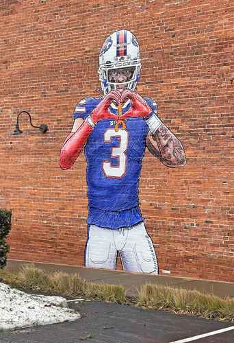 Bills y Bengalíes volverán a enfrentarse luego de su trágico choque de hace tres semanas, cuando el safety de Búfalo, Damar Hamlin, sufrió un paro cardiaco en pleno partido. En la imagen, un mural realizado por el artista Adam Zyglis.