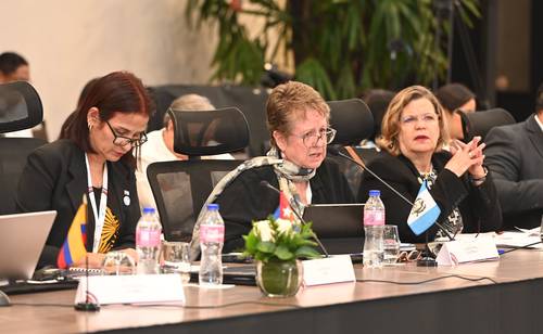 Nadine Gasman (derecha) participó en el acto que se realiza en República Dominicana.