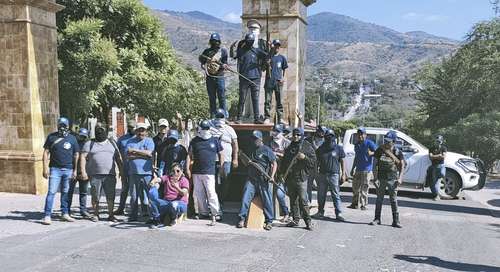 Policías comunitarios resguardaban la entrada del municipio de Apaxtla de Castrejón, en la Montaña Alta de Guerrero. Ayer, fuerzas federales y estatales los desalojaron.