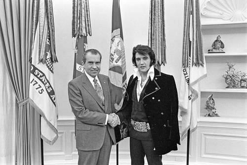 En diciembre de 1970, Elvis Presley visitó al entonces presidente Richard Nixon en la Casa Blanca y ahí le ofreció su apoyo en la lucha contra las drogas; también recibió una placa honoraria de la agencia que después se convirtió en la DEA.