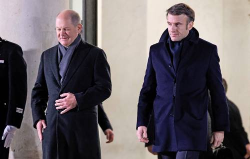 El presidente francés, Emmanuel Macron, y el canciller alemán, Olaf Scholz, ayer en el Palacio del Elíseo, antes de una cena como parte de la celebración del 60 aniversario de la firma del Tratado del Elíseo, para sellar la reconciliación entre Francia y Alemania Occidental, 18 años después de la Segunda Guerra Mundial.