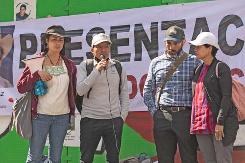 Antoine y Ana Lucía, hermanos del abogado Ricardo Lagunes, se manifestaron ayer en la Glorieta de las y los Desaparecidos del Paseo de la Reforma, en la Ciudad de México, para exigir a las autoridades reforzar la búsqueda de su familiar y del líder nahua Díaz Valencia, desaparecidos desde hace una semana.