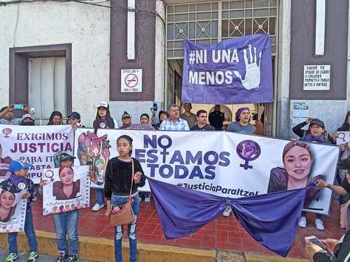 En repudio al asesinato de la maestra Itzel Yoseline Remez Hernández, habitantes de Mixquiahuala, Hidalgo, se manifestaron ayer en la presidencia municipal, en cuya fachada pegaron pancartas con diversos reclamos.