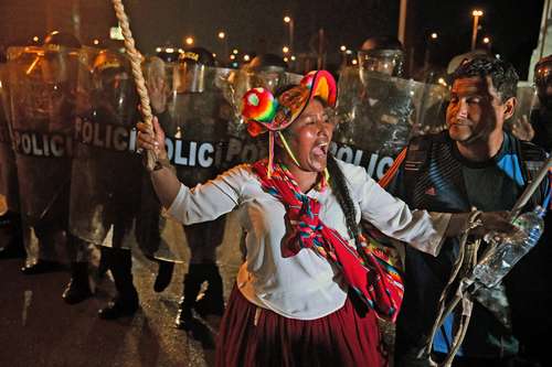 “¡Ahora, guerra civil!”, exclamaron ayer cientos de indígenas que marcharon en Lima para exigir la renuncia de la presidenta Dina Boluarte y la libertad del depuesto Pedro Castillo.
