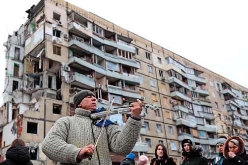 Un violinista ayer, frente al edificio residencial en la ciudad ucrania de Dnipro, destruido durante un ataque con misiles el 14 de enero. El número de muertos ha aumentado a 45. Tanto Moscú como Kiev se acusan del bombardeo.
