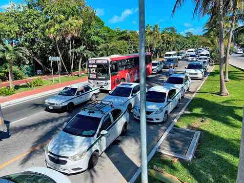 En protesta por la operación de la plataforma Uber, taxistas del sindicato Andrés Quintana Roo bloquearon ayer por aproximadamente un par de horas los dos accesos a la avenida Kukulcán, que conduce a la zona hotelera de Cancún.