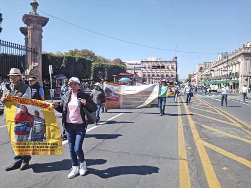 Decenas de personas marcharon ayer por el centro histórico de Morelia, Michoacán, para exigir a las autoridades la presentación con vida de sus seres queridos; participaron familiares del líder comunal Antonio Díaz.
